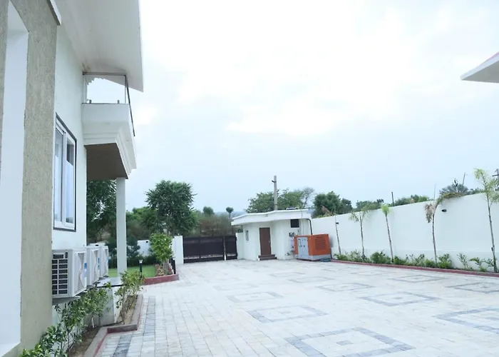 Raj Farms Luxury Villa And Private Pool Near Kukus